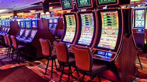 slot machine casino man